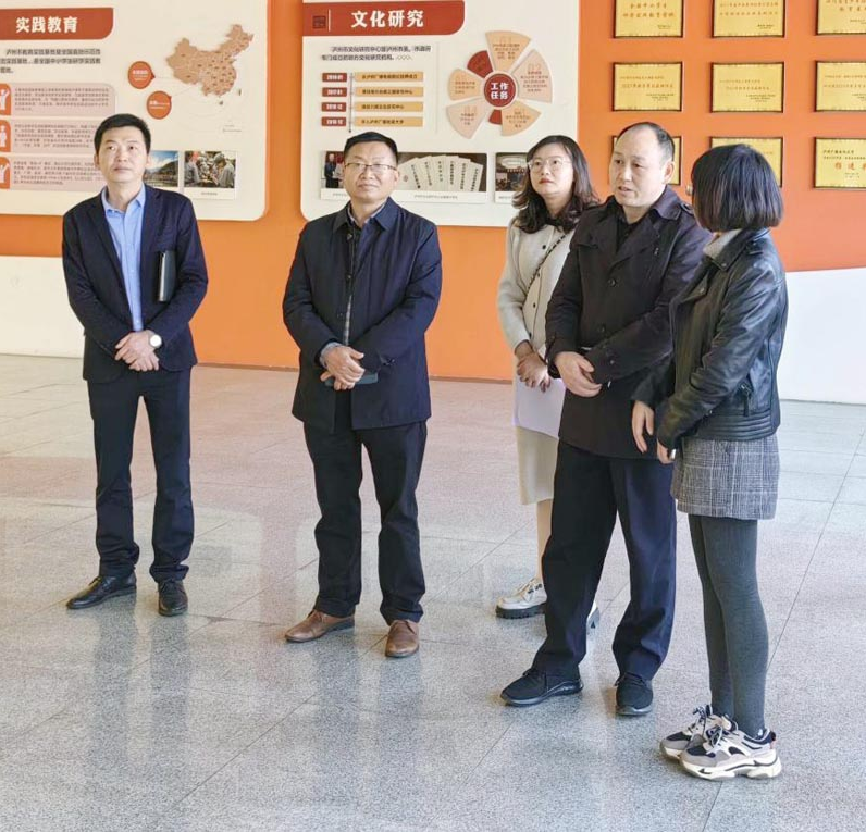 龍馬潭區人社局副局長嚴際一行到瀘州開放大學調研指導