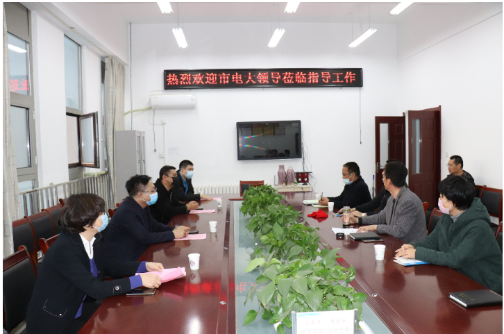 黨委書記何洪超同志到縣級電大進行調研
