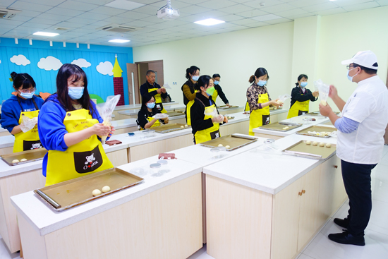 分工會組織開展教職工“快樂烘焙甜美生活”DIY活動