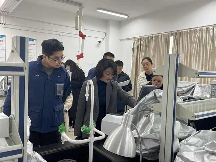 副校長張曉帶隊開展實驗室安全檢查工作 副校長張曉帶隊開展實驗室安全檢查工作