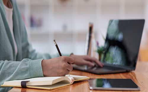 電大考試成績在哪里查？什么時候開始報名？