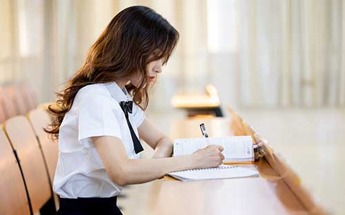 國家開放大學的學費怎么收取的？考試難度大嗎？