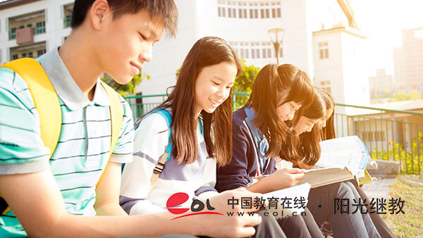 自考報名條件是什么？要去學校參加考試嗎？